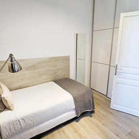 Click&flat塞内卡套房酒店 *